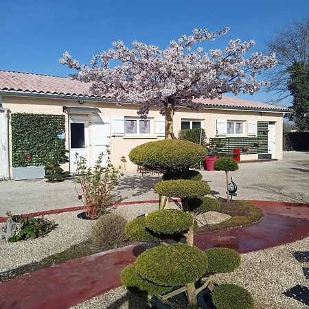 Une Pause Quelque Part Avec Recharge Pour Voiture Electrique Saint-Medard-de-Guizieres Exteriér fotografie