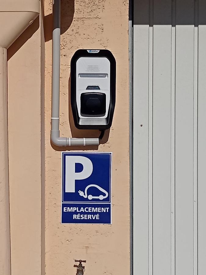 Une Pause Quelque Part Avec Recharge Pour Voiture Electrique Saint-Medard-de-Guizieres Exteriér fotografie