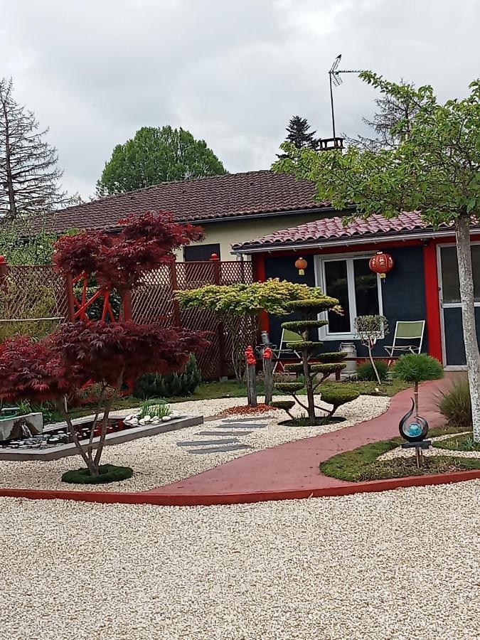 Une Pause Quelque Part Avec Recharge Pour Voiture Electrique Saint-Medard-de-Guizieres Exteriér fotografie