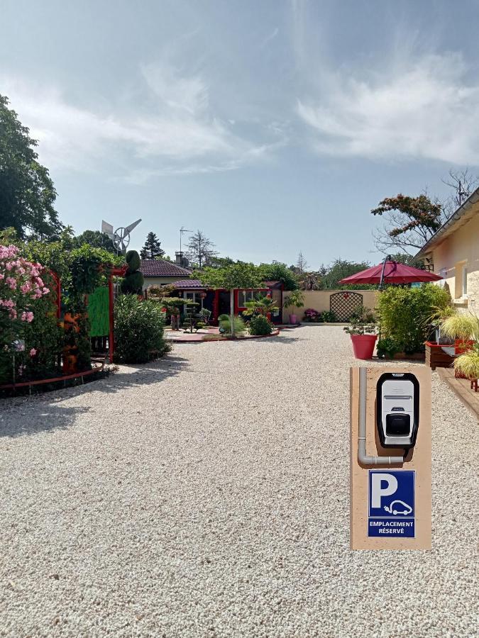 Une Pause Quelque Part Avec Recharge Pour Voiture Electrique Saint-Medard-de-Guizieres Exteriér fotografie
