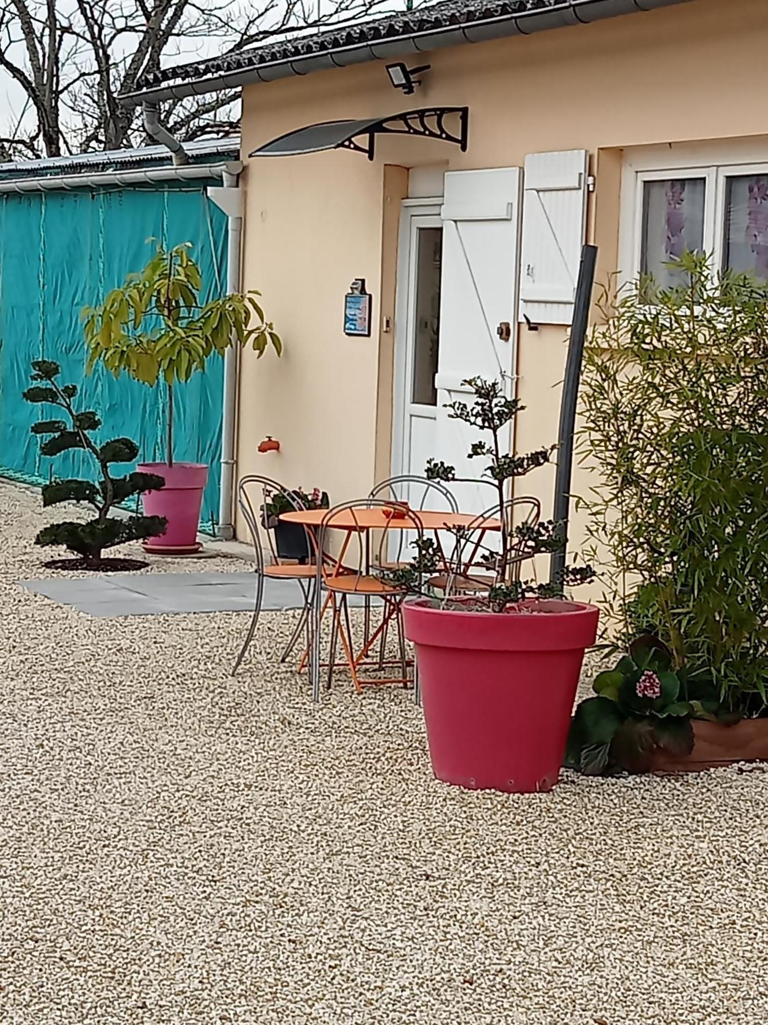 Une Pause Quelque Part Avec Recharge Pour Voiture Electrique Saint-Medard-de-Guizieres Exteriér fotografie