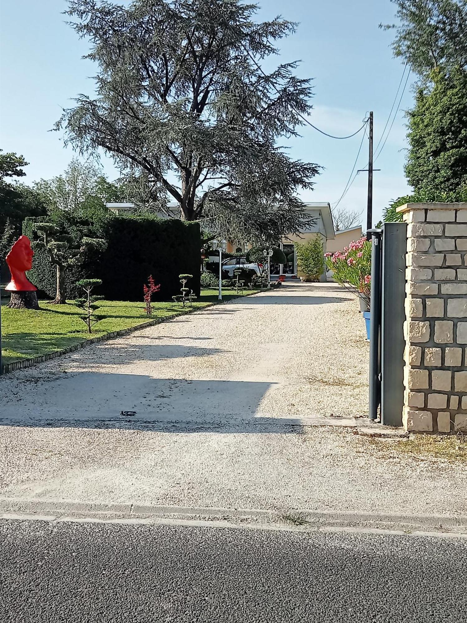 Une Pause Quelque Part Avec Recharge Pour Voiture Electrique Saint-Medard-de-Guizieres Exteriér fotografie