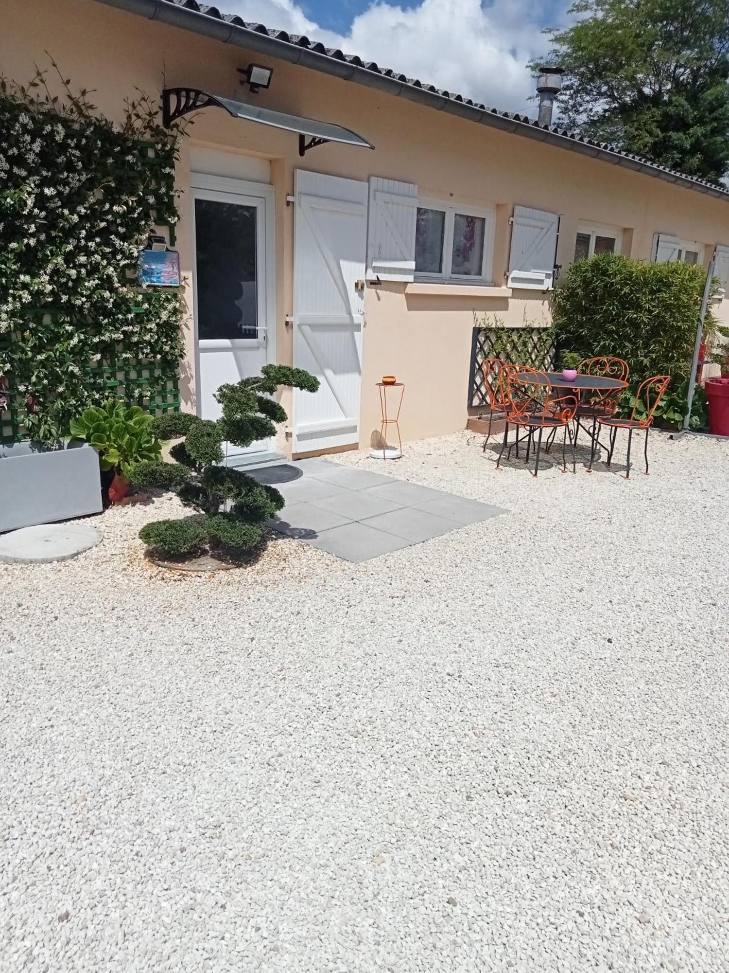 Une Pause Quelque Part Avec Recharge Pour Voiture Electrique Saint-Medard-de-Guizieres Exteriér fotografie