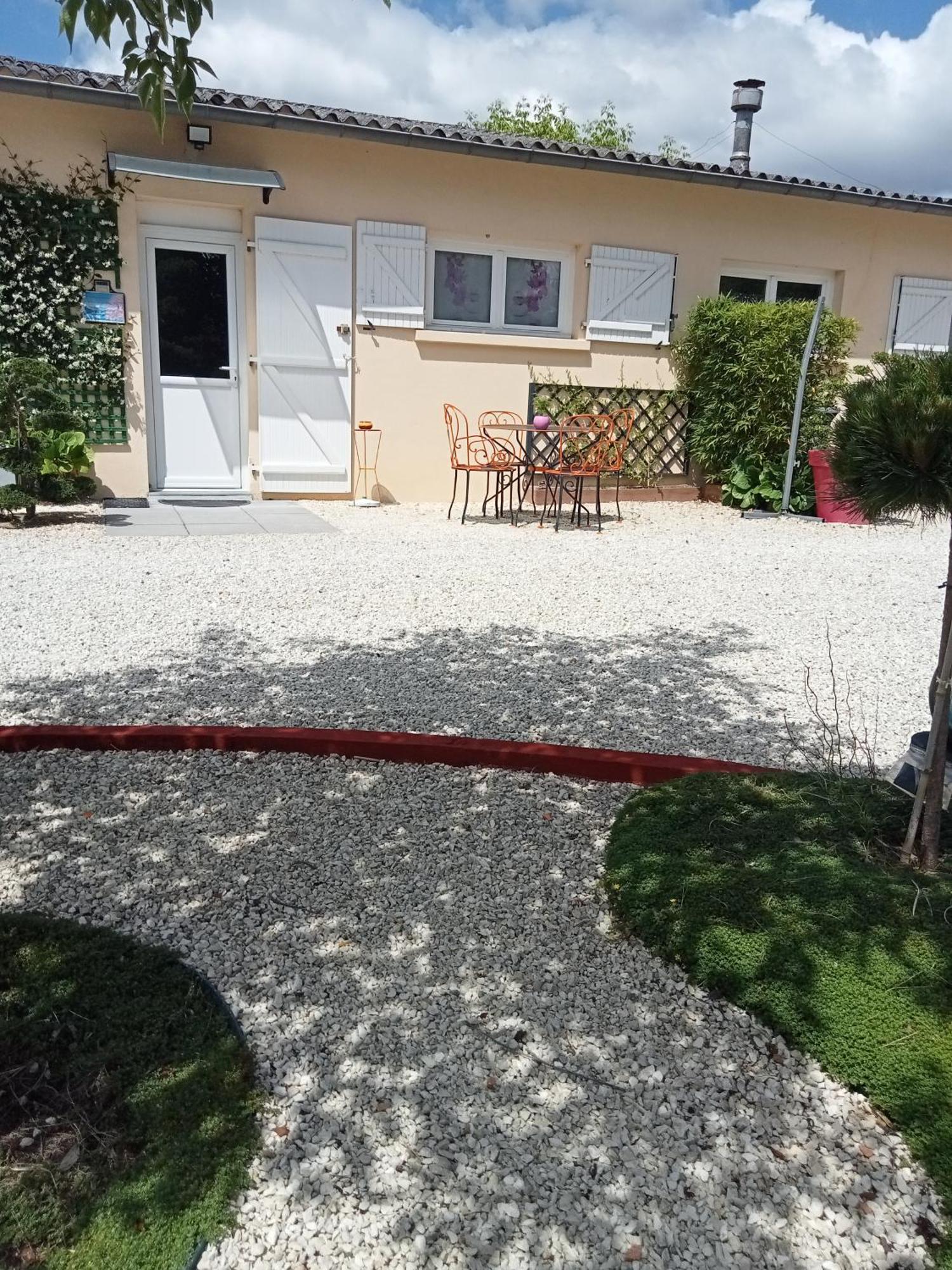 Une Pause Quelque Part Avec Recharge Pour Voiture Electrique Saint-Medard-de-Guizieres Exteriér fotografie