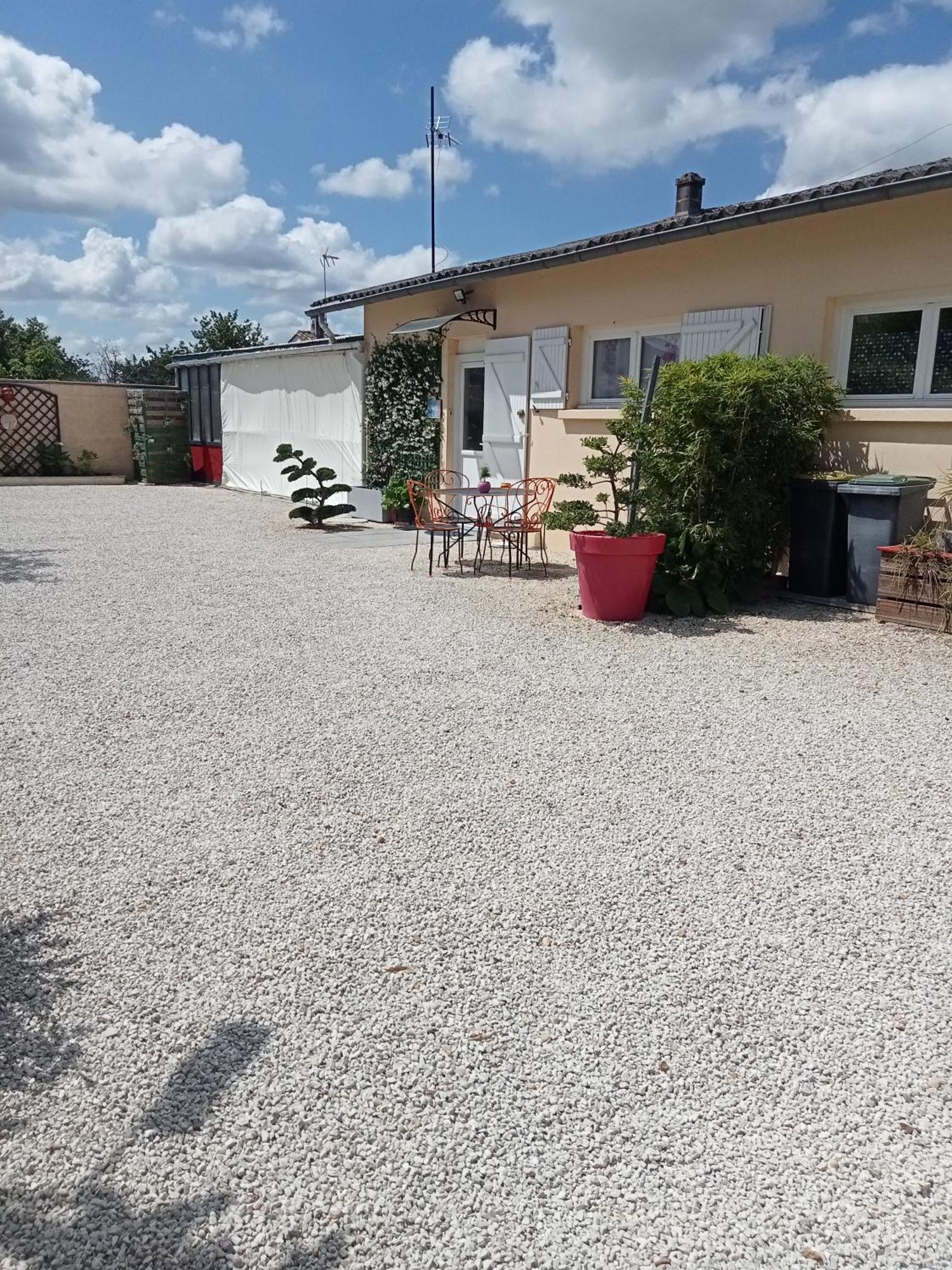 Une Pause Quelque Part Avec Recharge Pour Voiture Electrique Saint-Medard-de-Guizieres Exteriér fotografie