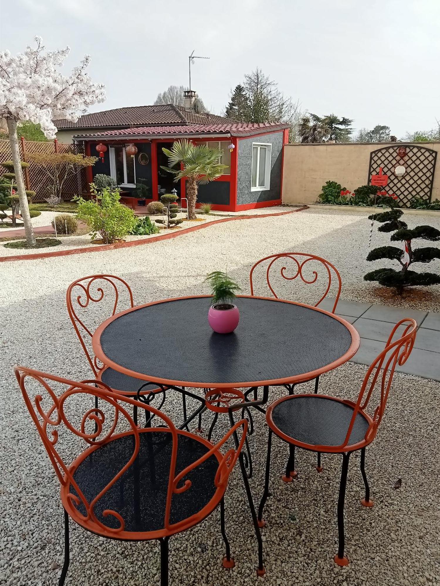 Une Pause Quelque Part Avec Recharge Pour Voiture Electrique Saint-Medard-de-Guizieres Exteriér fotografie
